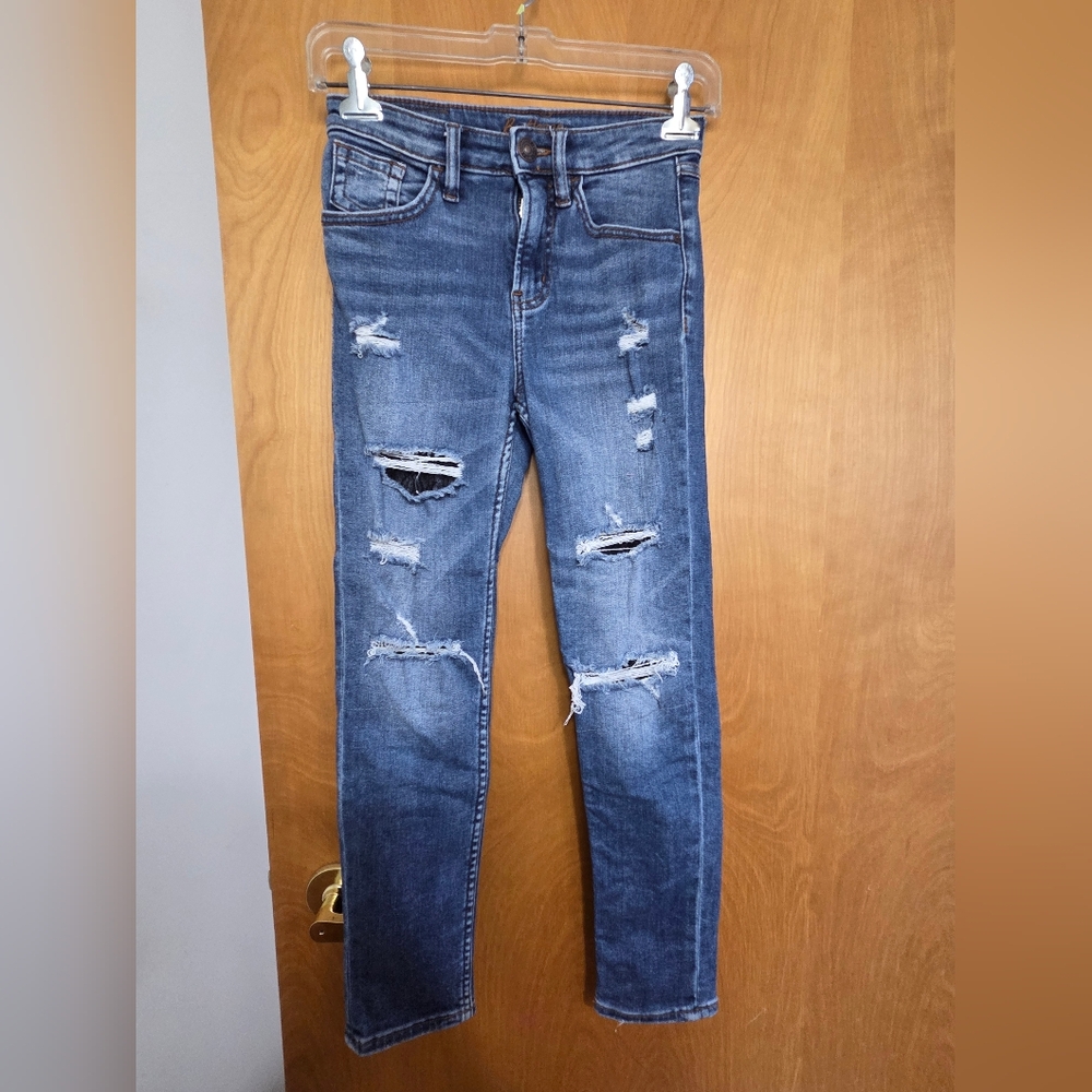 Trendy Distressed Ankle Jeans in Classic Blue